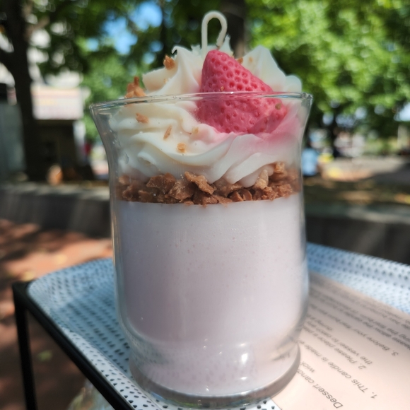 Strawberry Cheesecake Soyblend Dessert Candle 12 oz - Picture 3 of 3